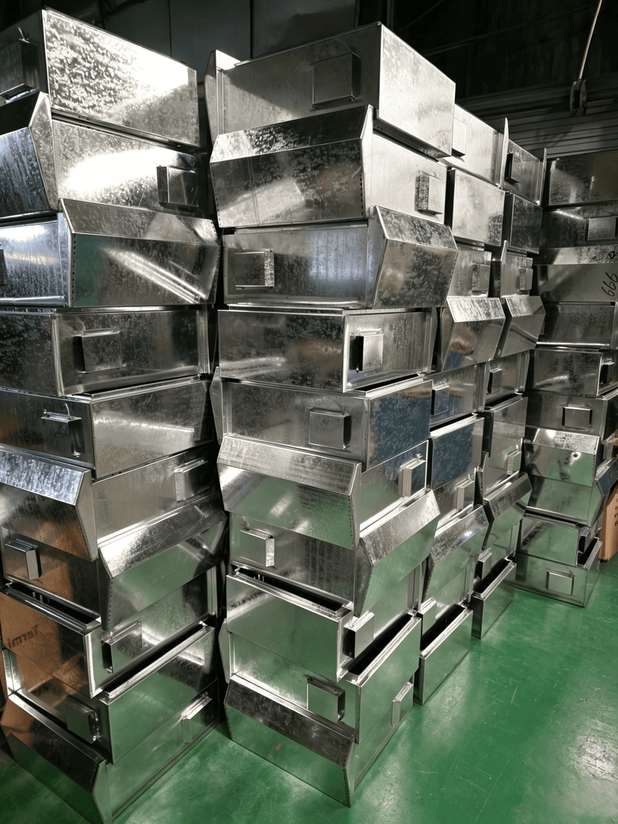 Da chapa galvanizada à caixa acabada: fotos reais da oficina de chapas metálicas da Ouyue Electric, revelando o processo de montagem da caixa de distribuição de aço inoxidável antes da pulverização