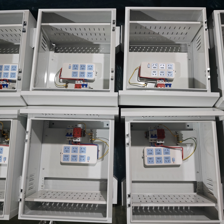 Fotos reais de produção em massa da caixa de distribuição externa à prova de chuva da Ouyue Electric: uma exibição de processo completo, desde a carcaça de chapa metálica até a montagem completa da máquina