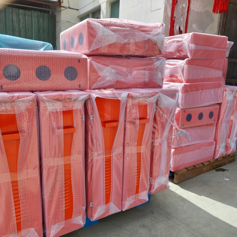 As caixas de distribuição laranja brilhante da Ouyue Electric estão disponíveis simultaneamente nos Estados Unidos: um modelo de aviso pequeno e um modelo portátil de tamanho médio são embalados no mesmo lote. As etiquetas de segurança e o design portátil são compatíveis com as condições de trabalho na América do Norte