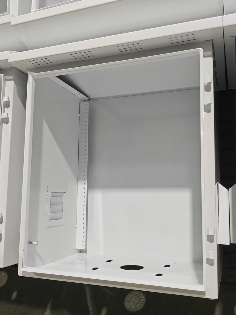 Caixa de distribuição de aço inoxidável com capa de chuva e ventilação à prova de insetos